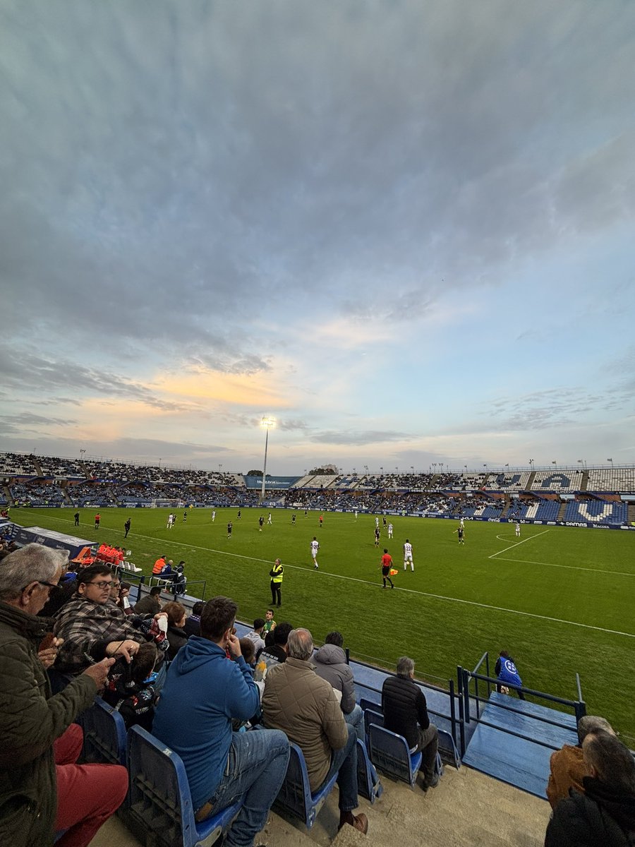 ❄️🥶 No sé si es el frío que está haciendo en #Huelva ahora mismo, pero el partido está siendo muy controlador por ambas partes. 

🙏Se agradece ver también afición del <a href="/cfhercules/">Hércules CF 💙🤍💯</a> en el Nuevo Colombino ¿qué nos deparará esta jornada?😬