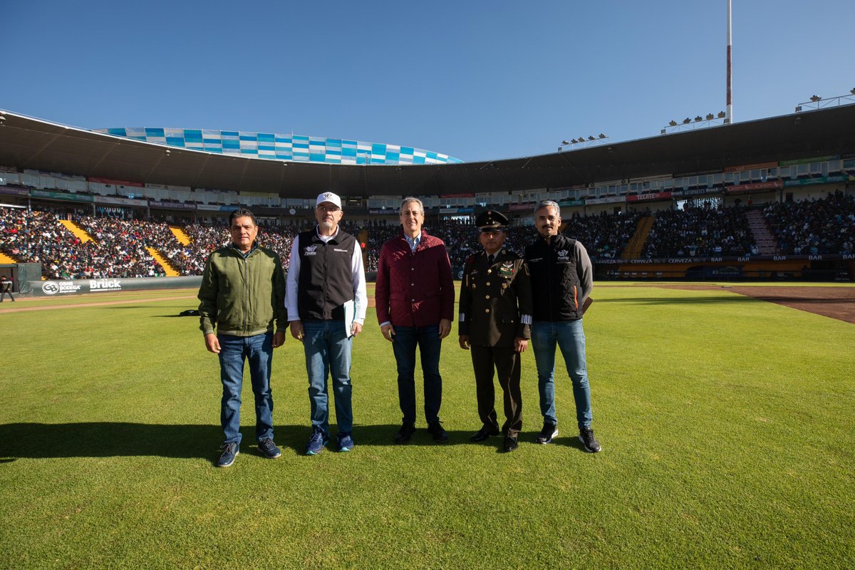 laredcincoradio's tweet photo. 🪖 || El presidente municipal, @pepechedrauimx, reconoció a los jóvenes que participaron en el Sorteo del Servicio Militar Nacional en el Estadio Hermanos Serdán. Los jóvenes de la clase 2006 y remisos se preparan para recibir su Cartilla Militar. 🇲🇽 #ServicioMilitar #SorteoSMN #México