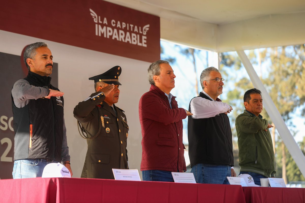 laredcincoradio's tweet photo. 🪖 || El presidente municipal, @pepechedrauimx, reconoció a los jóvenes que participaron en el Sorteo del Servicio Militar Nacional en el Estadio Hermanos Serdán. Los jóvenes de la clase 2006 y remisos se preparan para recibir su Cartilla Militar. 🇲🇽 #ServicioMilitar #SorteoSMN #México