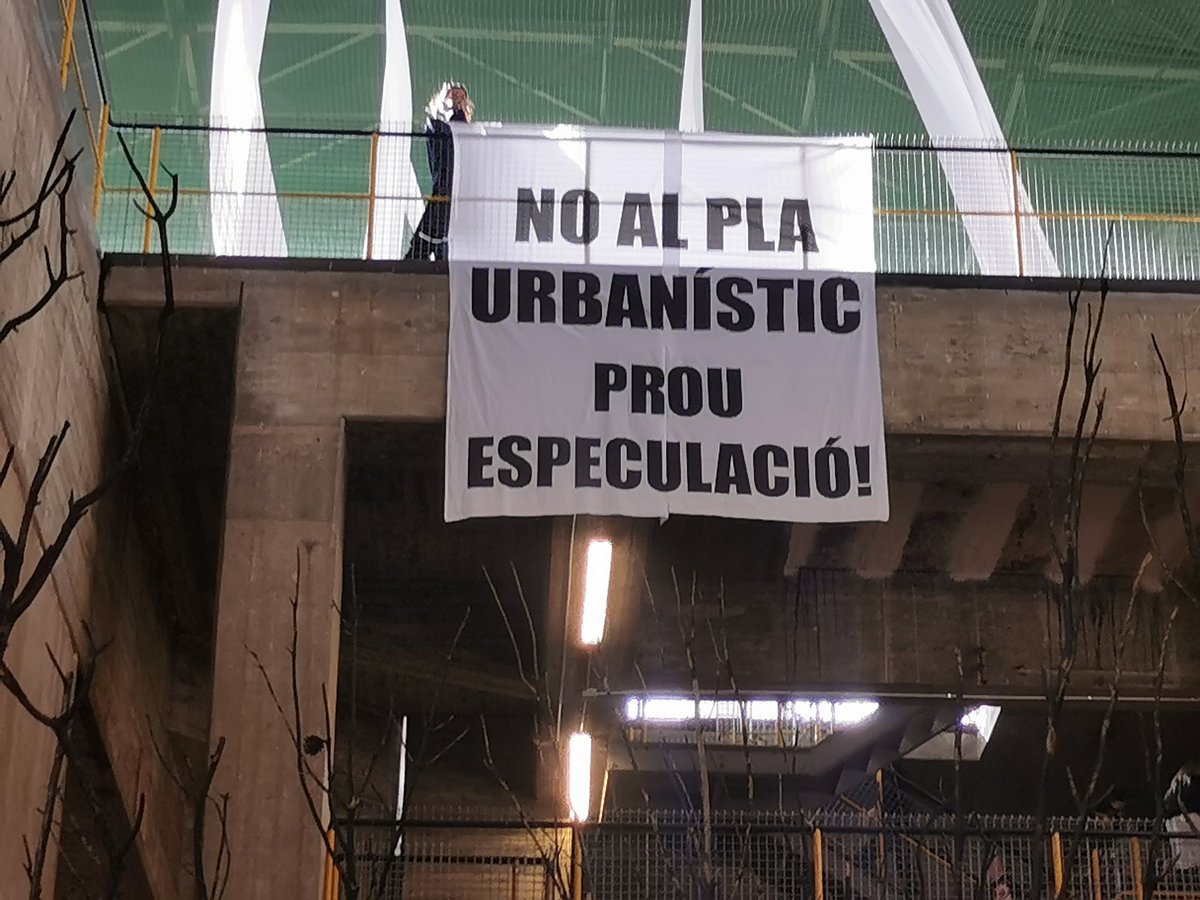 BdnElsVerds's tweet photo. La catàstrofe humanitària causada per la riuada de València i sobretot per la negligència criminal d'uns i la inacció climàtica dels altres,  demostra que el negacionisme mata, que les retallades en serveis d'emergència i l'especulació urbanística en sòls inundables també maten! https://t.co/k3i88GFeRC