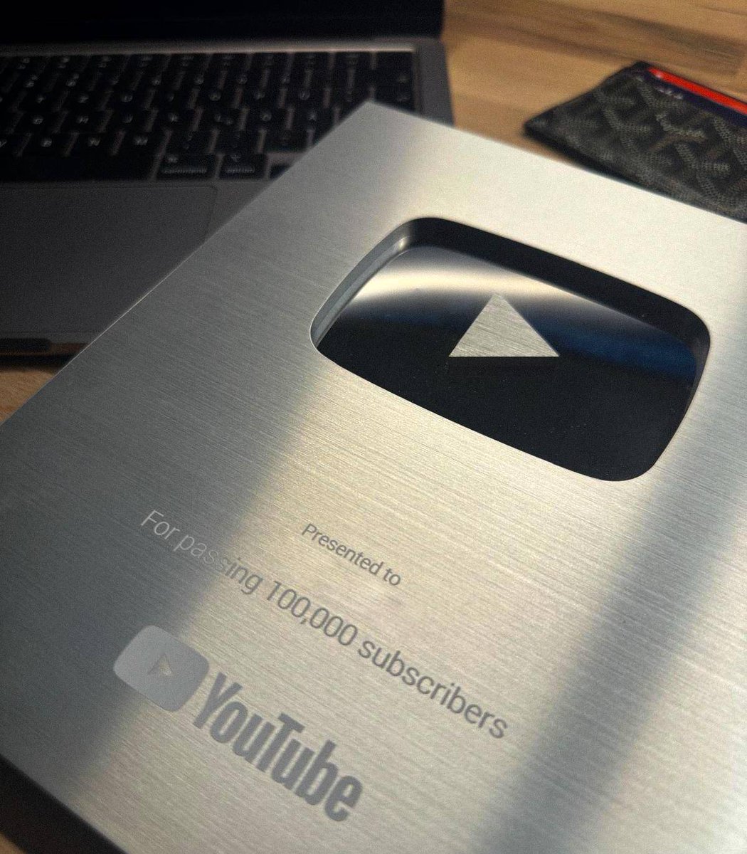 Kovaplug's tweet photo. Started FACELESS YouTube 1 MONTH ago. Made €1K. 💰

Here’s EVERYTHING you need to know to do the SAME! 🚀

These tips will HELP you get there too.

(Please Follow + Like and Comment this took ages to made)

[MEGA Thread 🧵]