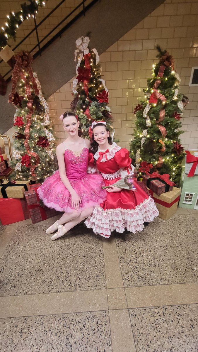 ethanbdix's tweet image. The Nutcracker was great last night! 2 more chances to see it today at 1 and 5 PM. #SCBD #FranklinJrHigh 
These girls were amazing!