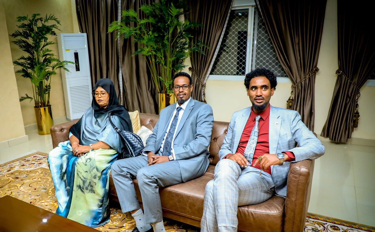 SLNECHQ's tweet image. Last night, H.E. @musebiihi, President of #Somaliland, warmly welcomed the @SLNECHQ to his office, praising their exceptional efforts in delivering the historic synchronized elections—a shining example of Somaliland’s dedication to democracy and peace. ✨ #SomalilandElections2024