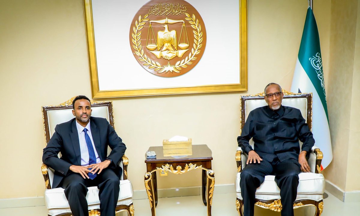 SLNECHQ's tweet image. Last night, H.E. @musebiihi, President of #Somaliland, warmly welcomed the @SLNECHQ to his office, praising their exceptional efforts in delivering the historic synchronized elections—a shining example of Somaliland’s dedication to democracy and peace. ✨ #SomalilandElections2024