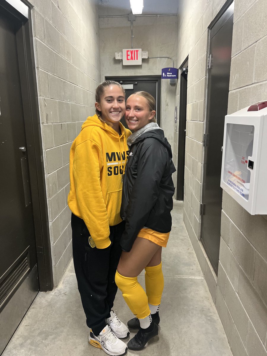 NS Lancer Alums go at it today during round 2 of the tournament. I’m very proud that Kendall and Reese are having great success and stay close friends. These two share some smiles before going into battle. Thanks for the picture. ⁦<a href="/KendallKnisley/">Kendall Knisley</a>⁩ ⁦<a href="/ReeseHilsenbeck/">reese hilsenbeck</a>⁩