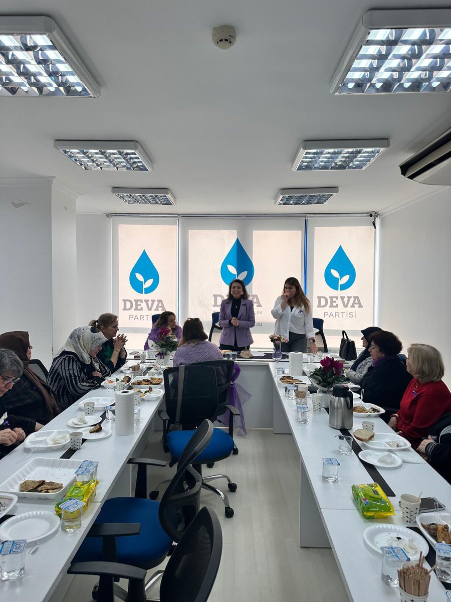 SynHande's tweet photo. Bugün DEVA Kocaeli Kadınları olarak, İl KÇB Sn. @NazliUsluu 'nun"25 Kasım Kadına Yönelik Şiddetle Mücadele Günü" münasebetiyle düzenlemiş olduğu kahvaltı programında bir araya geldik.
@KadKocaeli @zeynep_sudan @devakadinda @kocaeliyedeva41 @KocaeliyeDEVA @devapartisi https://t.co/i46SxAwJxs