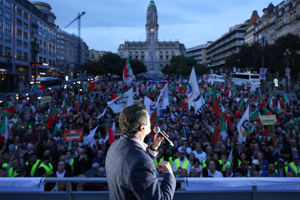 AndreCVentura's tweet photo. Controlar as fronteiras, combater a corrupção! Que noite incrível no Porto. Portugal está a acordar!🇵🇹 https://t.co/fH4Ceqqivs