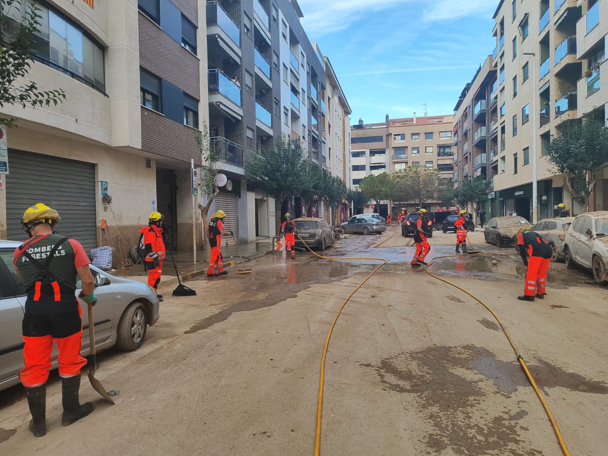 👨‍🚒Las unidades de bomberos y bomberas forestales seguimos trabajando para recuperar la normalidad en los municipios afectados por la #DANA 

En las imágenes, varias de nuestras unidades trabajando para limpiar las calle de Catarroja

#LosDeAmarillo