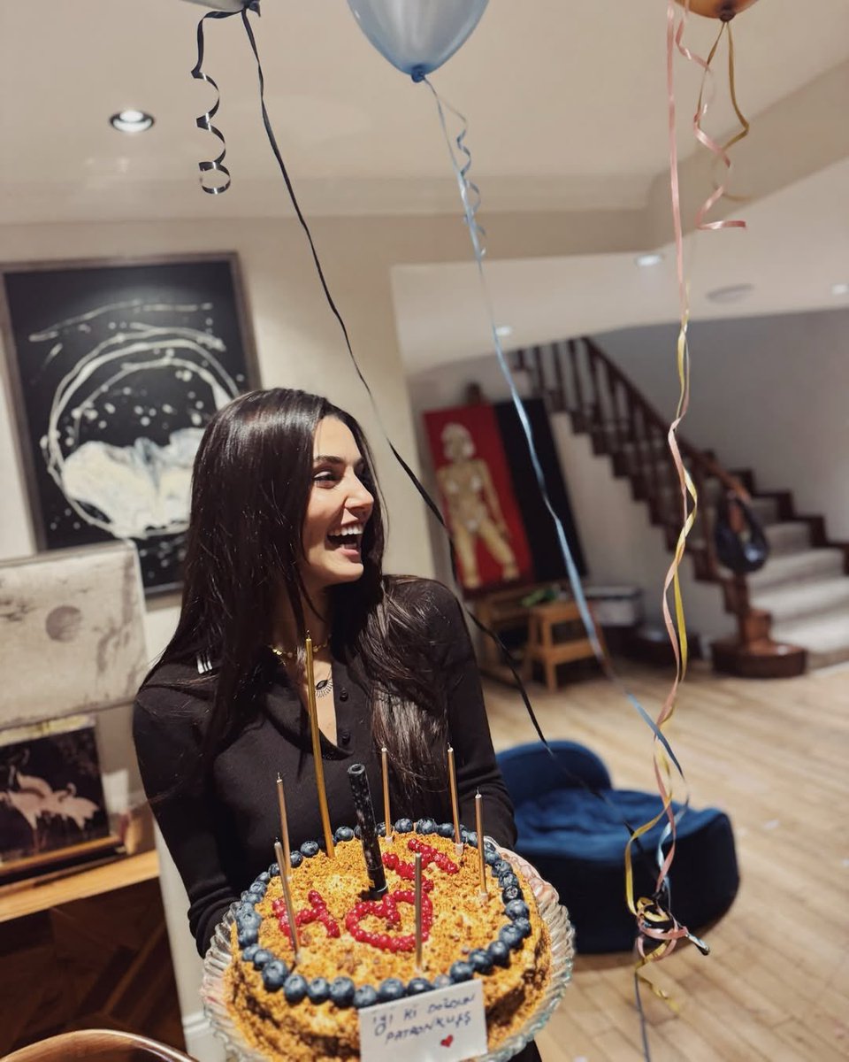 iaacii1's tweet photo. 31st birthday cakes 🎂✨
 #HappyBDayHandeErçel https://t.co/39yBuLjuFp