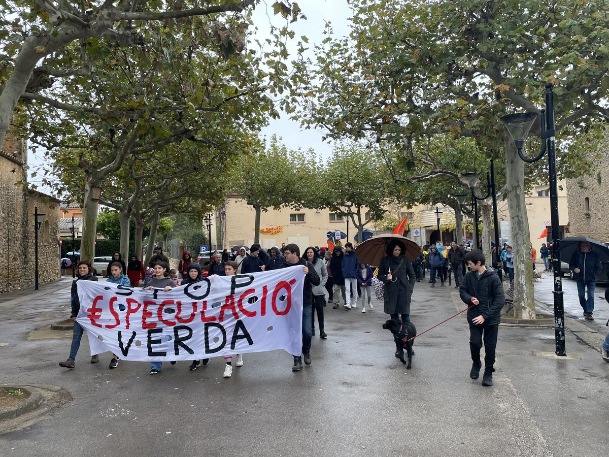somnavata's tweet photo. 🪧 Avui hem estat mostrant el nostre rebuig al macroparc solar projectat al municipi.

🚧 Reivindiquem el dret a decidir sobre el que afecta el nostre territori i ens oposem al fet que vingui imposat pels interessos econòmics d’uns pocs. 

#stopespeculacioverda
#noalmacroparc https://t.co/1UvfgOJB0j