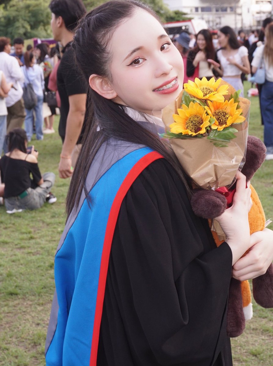 So the next time the sky smiles at me
I can smile back 🥳🎓⭐️

ขอบคุณทุก ๆ คนที่อยู่ด้วยกันมาตั้งแต่ฝึกสอน ยันอะไรต่อมิอะไรที่พาให้หนูดีมาถึงจุดนี้นะคะ ขอบคุณมากจริง ๆ ค่ะ

ตอนนี้แทบจะไม่ได้เข้า X แล้ว อะไร ๆ ก็แทบไม่ได้ตามเลย หวังว่าทุกคนที่เคยวนเวียนในชีวิตจะมีความสุขมาก ๆ นะคะ