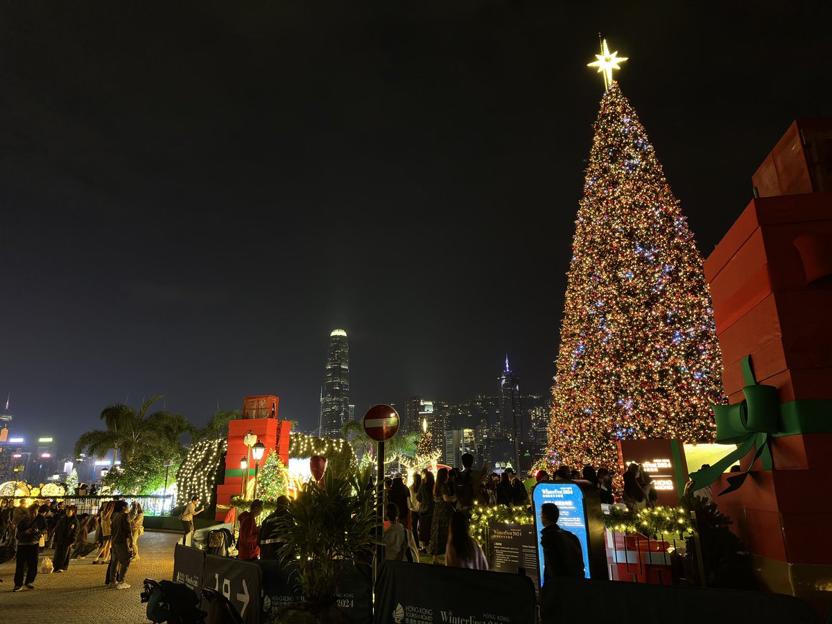 我不敢在阳光下吻你，于是平静海面下有了最汹涌的爱意。