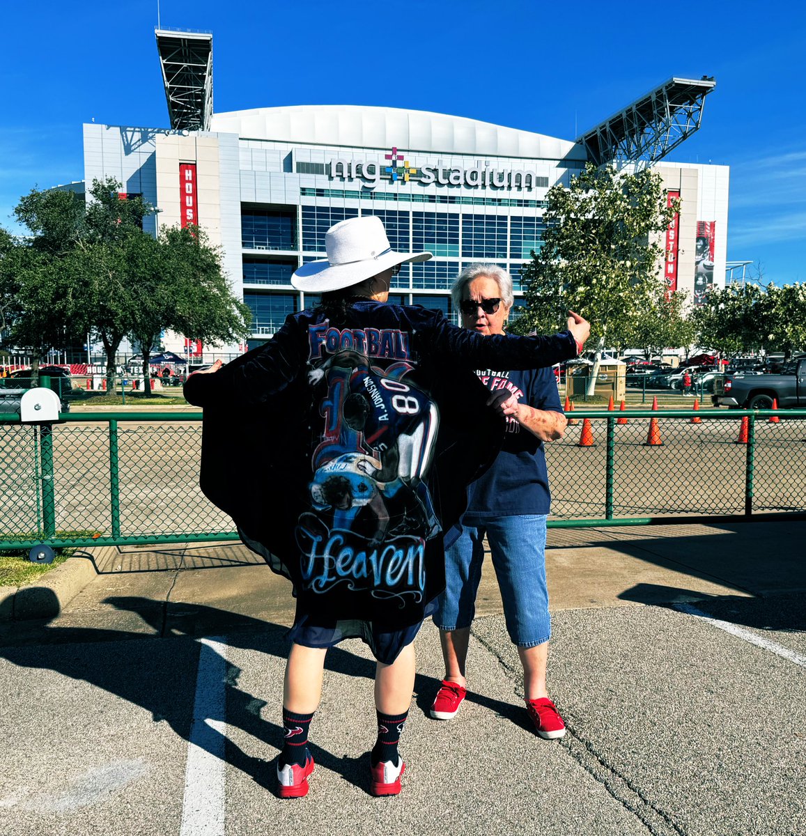 StephStradley's tweet image. Big day. Saw Sandy aka #Texans Grandma. GMAs are the toughest among us. She rules. Shout out OG #BullPen #HTownMade #TexansGameday #WeAreTexans