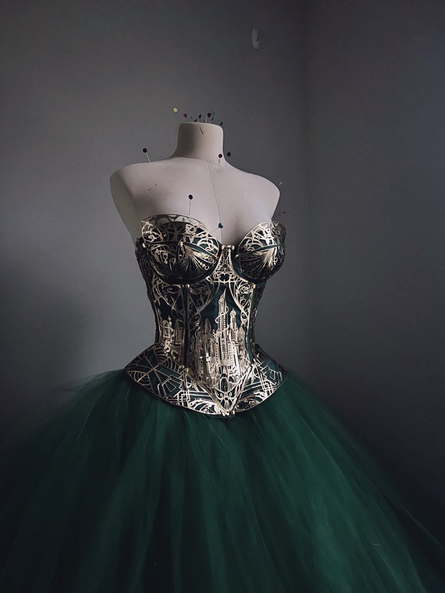officialhambly's tweet image. Emerald city laser cut armor corset😍