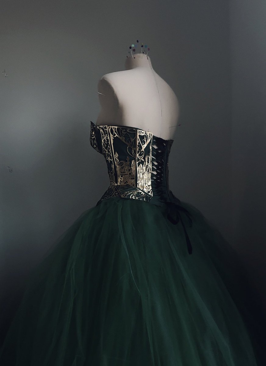 officialhambly's tweet image. Emerald city laser cut armor corset😍