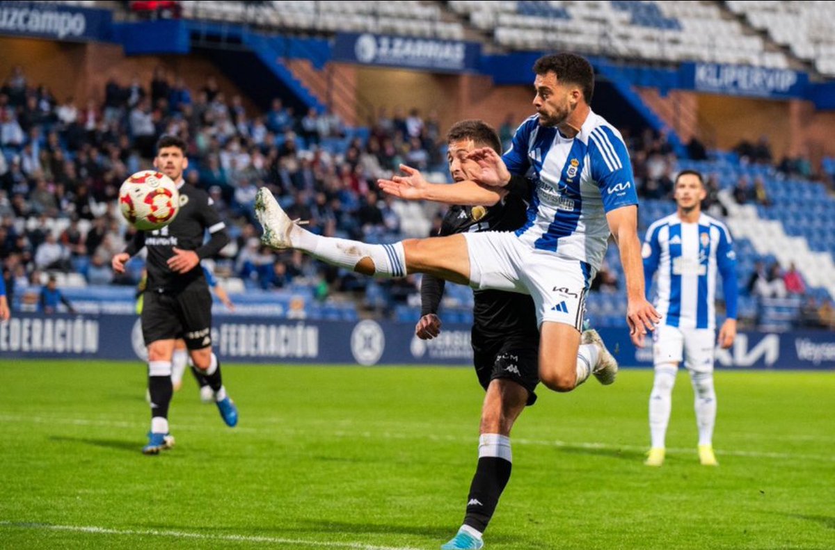 ⏭️Terminan los primeros 45 minutos. Como al inicio un partido muy posicional y con muy pocas acciones de gol por ambos lados

👏Parece que el <a href="/recreoficial/">RC Recreativo de Huelva</a> se ha marchado algo mejor a vestuarios 

🚨Jugada dudosa la de caye, el agarrón existe pero no se sé si suficiente, seguimos