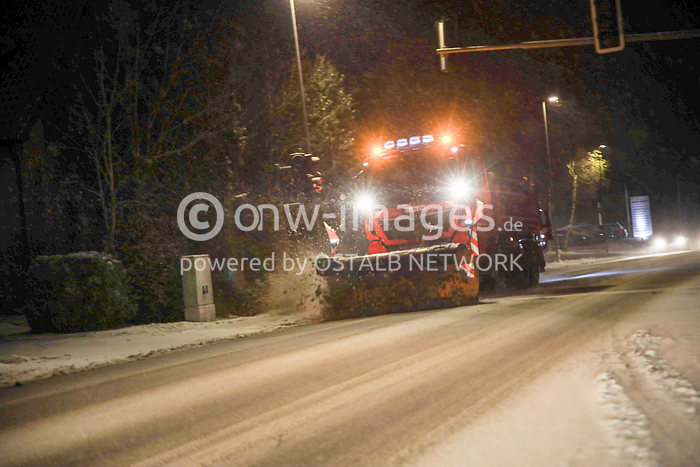 Ein Räumfahrzeug fährt auf einer Straße bei Engstingen.

Foto: Alexander Wolf/onw-images +++ © onw-images +++ 22.11.2024