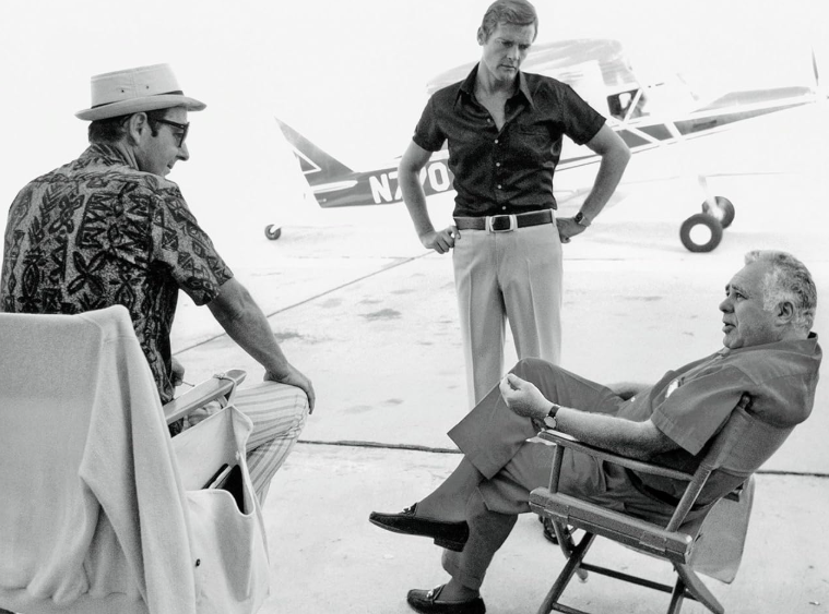 FilmsQuirky's tweet photo. #TakingABreakFromFilming
#LiveAndLetDie (1973)
#JamesBond is sent to stop a diabolically brilliant heroin magnate armed with a complex organisation & a psychic tarot card reader.
#RogerMoore, Director #GuyHamilton & Producer #HarrySaltzman during some downtime.
#FilmX 📽️ 🎬 https://t.co/p9M7nlFslr