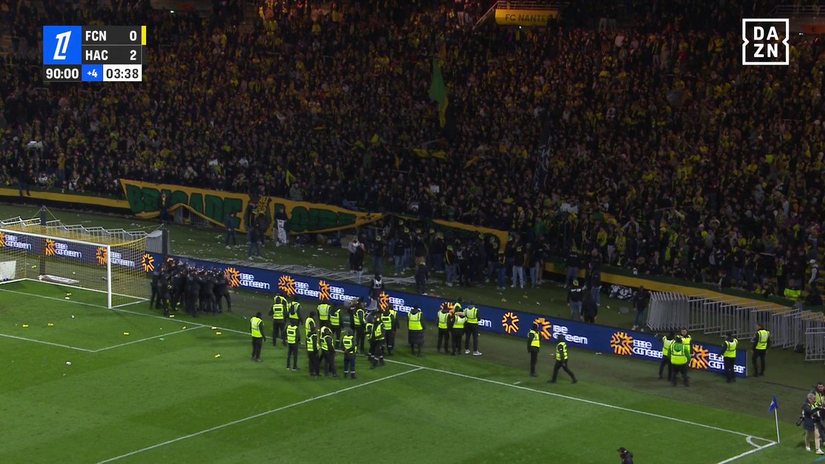 FreeFoot's tweet photo. Match interrompu depuis quelques minutes à La Beaujoire !

Les supporters nantais montrent leur mécontentement alors que le FC Nantes est mené 2-0 face au Havre... 

#FCNHAC https://t.co/s5rAYG0kU6