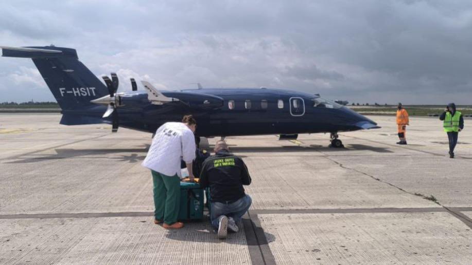 Guillaume Lévy (@levyguillaume) on Twitter photo PHOTOS. Des donneurs aux receveurs, une « course contre la montre » pour prélever, transporter et greffer trois reins entre #Reims et Bordeaux, via l’aéroport de #Vatry
Cc <a href="/CHUdeReims/">CHU de Reims</a> <a href="/CHUBordeaux/">CHU de Bordeaux</a> <a href="/ag_biomedecine/">Agence de la biomédecine</a>
👉 lunion.fr/id664265/artic… via <a href="/_lunion/">L'union</a> PHOTOS. Des donneurs aux receveurs, une « course contre la montre » pour prélever, transporter et greffer trois reins entre #Reims et Bordeaux, via l’aéroport de #Vatry
Cc <a href="/CHUdeReims/">CHU de Reims</a> <a href="/CHUBordeaux/">CHU de Bordeaux</a> <a href="/ag_biomedecine/">Agence de la biomédecine</a>
👉 lunion.fr/id664265/artic… via <a href="/_lunion/">L'union</a>
