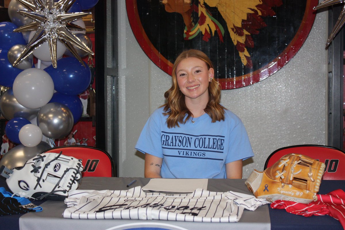 KGsoftball9's tweet photo. officially a viking! 💙🤙🤍 @mcbrayer1mke @CoachBoyterGC @tayzharris https://t.co/P1VhMleKec