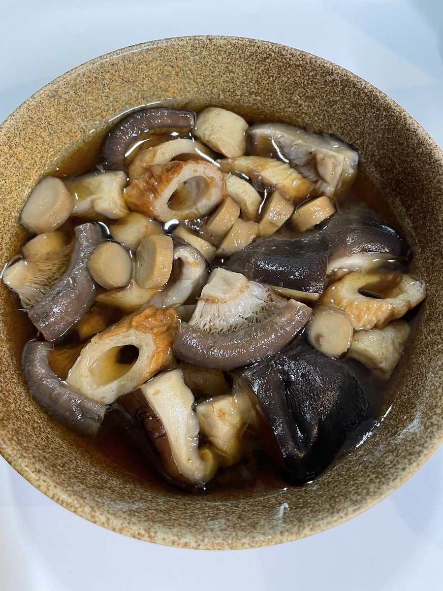 gokkimaru's tweet photo. おはようございます♪

変態さんちの椎茸と竹輪の煮付け！
生椎茸と竹輪を煮込んでるだけなのに、癖になる美味しさ！！！ https://t.co/LXkkJCqxpB