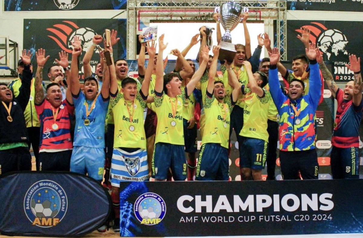 #FútboldeSalón ⚽️ | ¡LA POSTAL 🤩!

Colombia levanta el trofeo de campeón del mundial de fútbol de salón de la AMF.

¡Son grandes, muchachos 💛💛💙❤️!