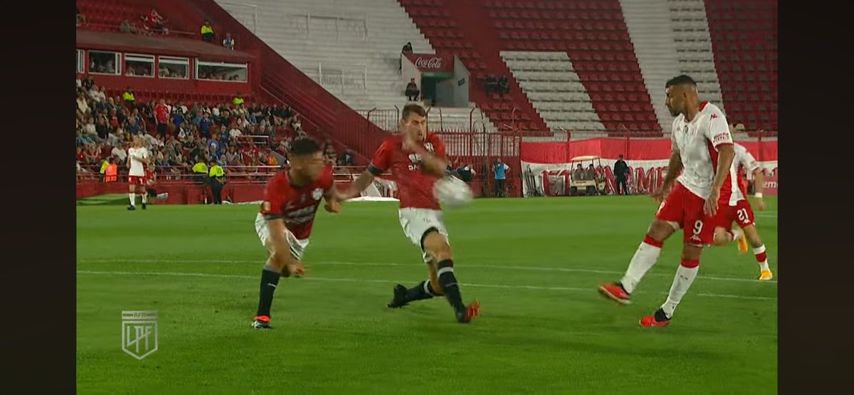 Nacho_Quemeroo's tweet photo. Reglamento de la Liga: no sancionar como penal cuando la pelota pega en el brazo de un rival de Huracán https://t.co/KnuqNS4sLG