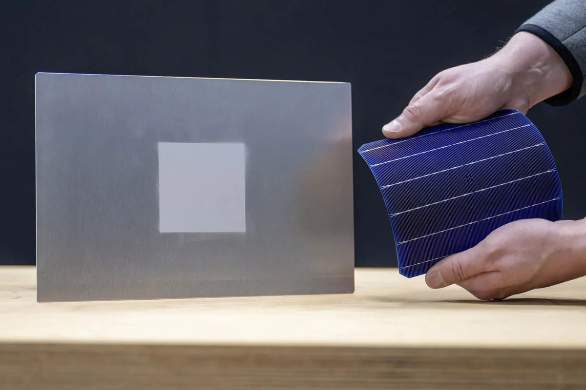 DoluBatarya's tweet image. ⚡Mercedes'in yeni boyası sayesinde bir elektrikli araç güneş enerjisiyle günde 55 kilometreye kadar şarj olabilecek!

#Mercedes, daha verimli elektrikli araçlar üretmek için bir 'solar boya' geliştirdiğini açıkladı.

Macun gibi aracın gövde panellerine, çamurluk ve tamponlarına…