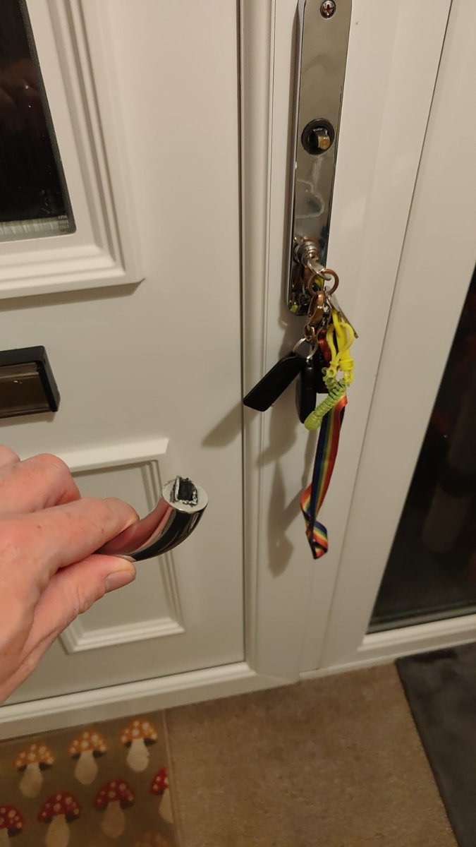 vintagebubblez's tweet photo. @PinnacleSF How can you leave a family vulnerable? This is utterly disgusting no way to lock my home , child sleeping , and no way to exit it safely in a fire ...... but not an emergency 🤔 https://t.co/jdkj5rLCu7