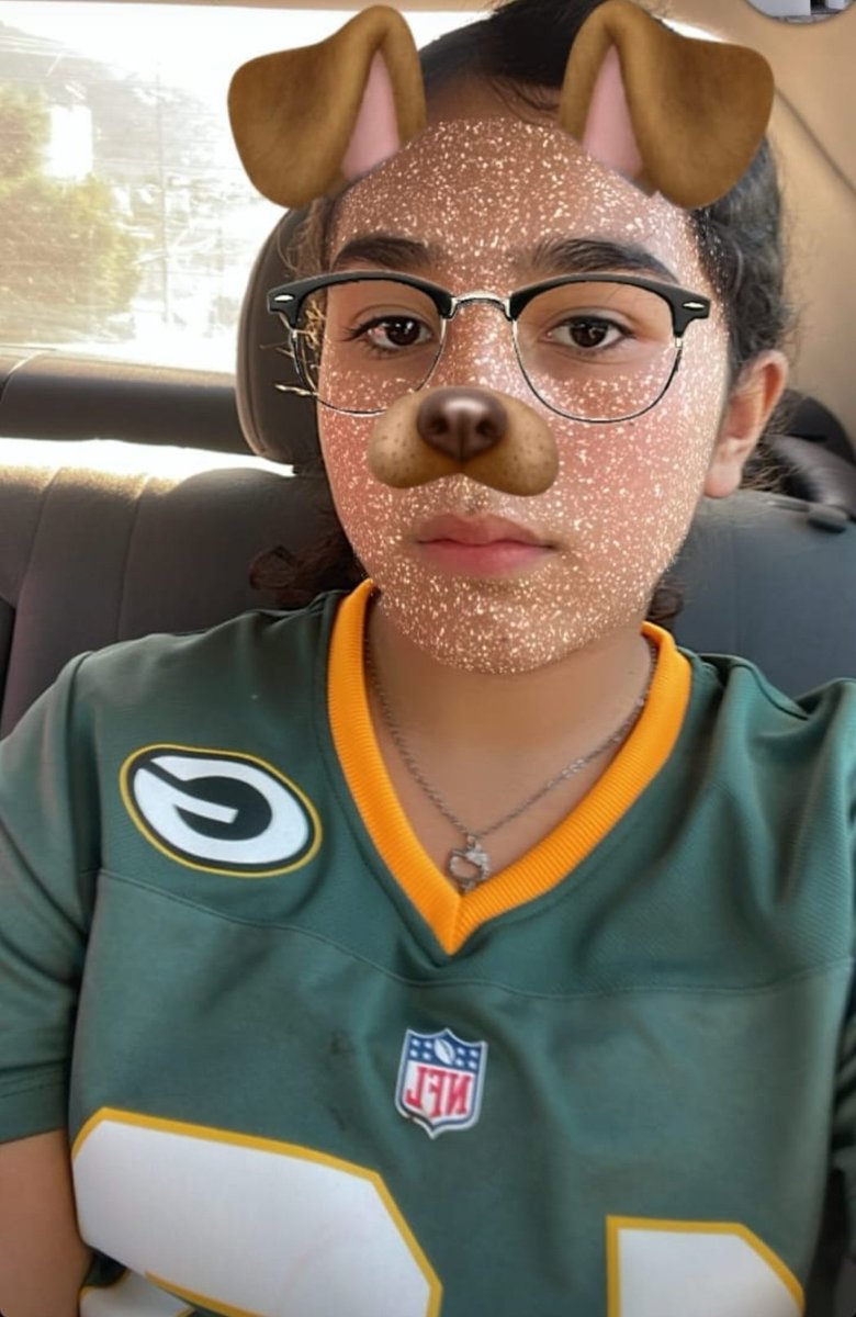 pato_twitt's tweet photo. #NFLenTelevisa viendo el juego con una nueva aficionada a los packers https://t.co/GOEY471uPd