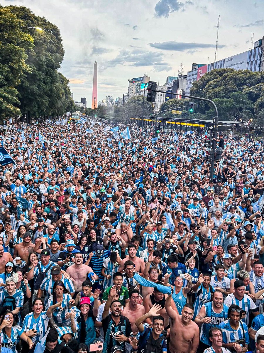 sudanalytics_'s tweet photo. La foto de Gabriel Rojas, desde el micro, con todos los hinchas de Racing en el Obelisco.

Espectacular. 🇦🇷🚬 https://t.co/6YvC9j5JhV