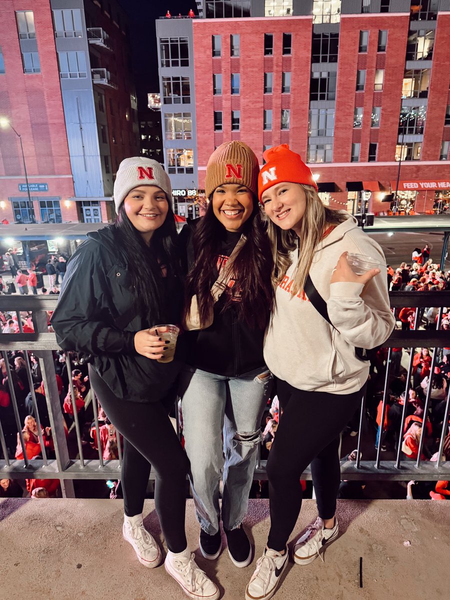 julia_effle's tweet photo. I have the cutest friends ♥️🏈🌽 https://t.co/fFZczYwjVb