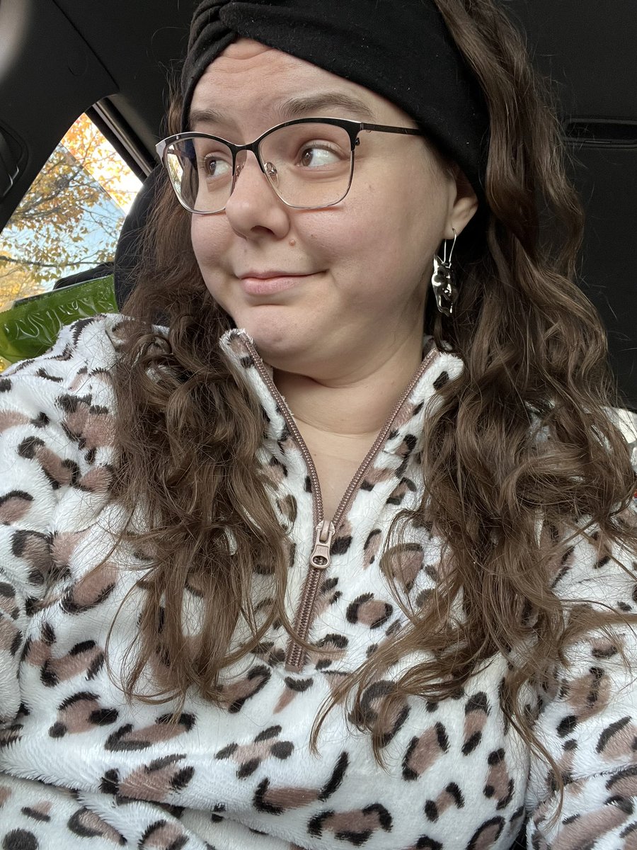 halley_hopson's tweet photo. Channeling some lowkey Emily Cratchit vibes with the cheetah print fit today 👀👻🎄 #Starkid #VHSCC #VHSmas https://t.co/hTMJo9KSlg