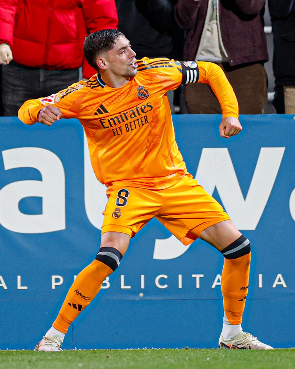 Profesión: Futbolista.

Afición: Descoser balones.