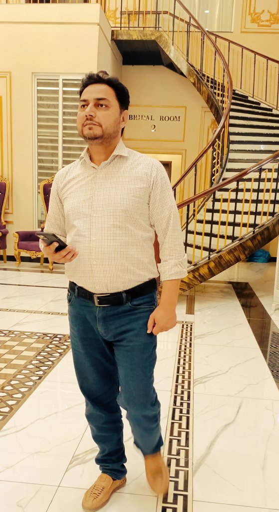 im5ran's tweet photo. " مجھے اپنے آپ سے بہت شرمندگی ہوئی جب مجھے یہ احساس ہوا کہ زندگی ایک بہروپیوں کی آماجگاہ تھی اور میں اپنے اصلی چہرے کے ساتھ اس میں شرکت کرتا رہا۔ " https://t.co/hTxh8yJEOE