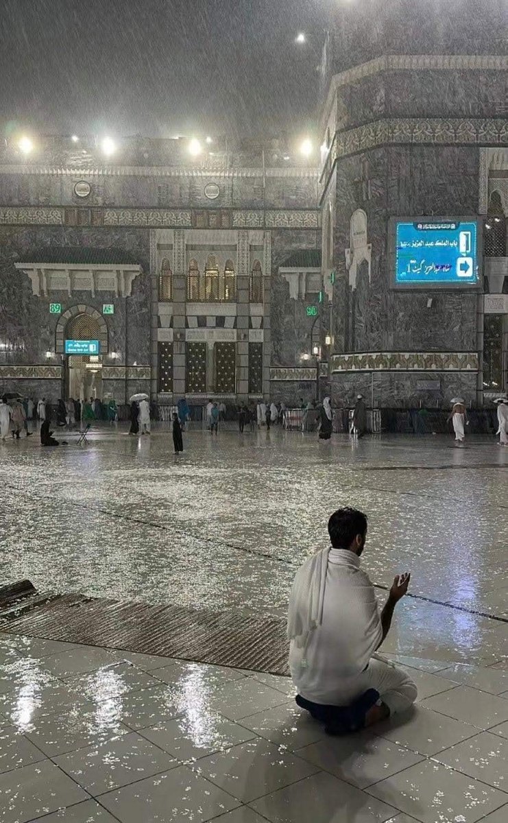 ليس عليك بعزيز أن ترزقني زيارة مكة وهي تمطر ."♡゙