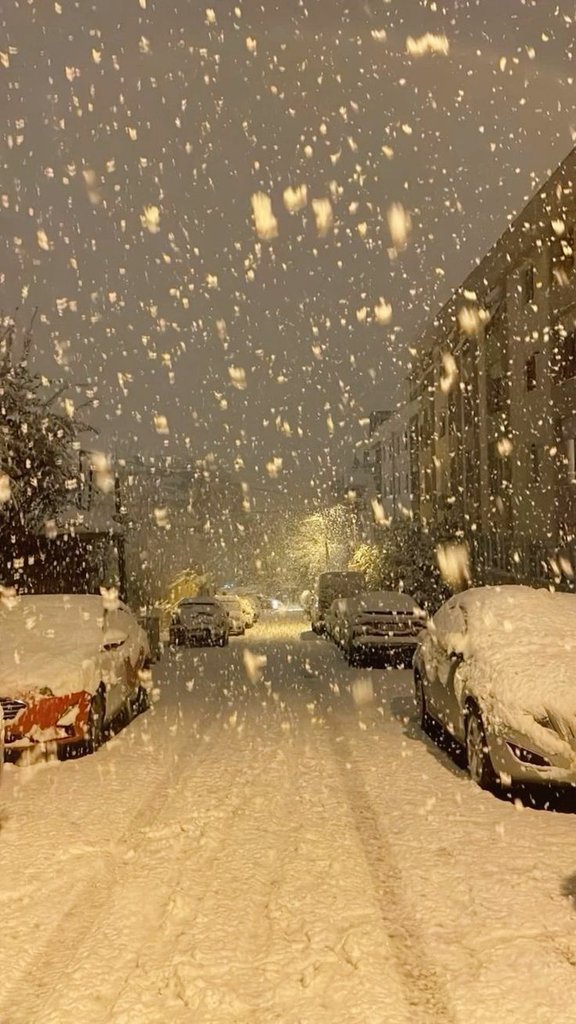 soylebisakinlik's tweet photo. Lapa lapa yağan kar ve yürümek.. https://t.co/h5amAge6du