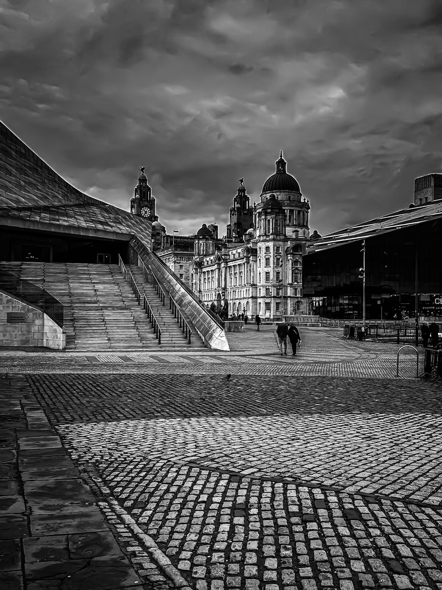 LifeinPhotosJen's tweet photo. This city - even in Black and White its amazing 🖤📸🤍

#liverpoolwaterfront #blackandwhitephotography #liverpool #liverbuilding #liverpoolmuseum #portofliverpoolbuilding #threegraces #albertdock #pierhead #liverpoolphotography https://t.co/qOLyRTCvw5