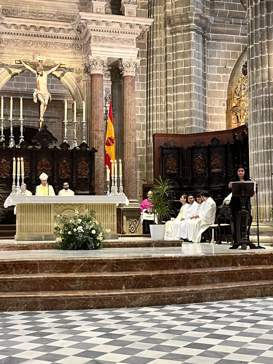 AyudaIglesNeces's tweet photo. En la catedral de Jerez el obispo de @MCS_Asidonia Monseñor José Rico Pavés, ha presidido la eucaristía por los #cristianosperseguidos por quienes hemos rezado en esta #RedWeekACN 🙏 https://t.co/XcMsseKJ47