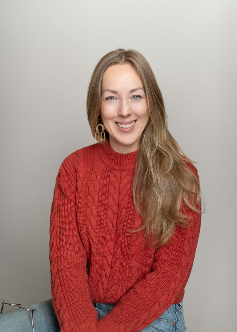 jmitchellerica's tweet photo. My new fall headshot! Thankfully no braces, but still on my dental journey 🙂 Photo by Alex at Studio Northwest and https://t.co/zyDfYA8wah https://t.co/TBymHFio29