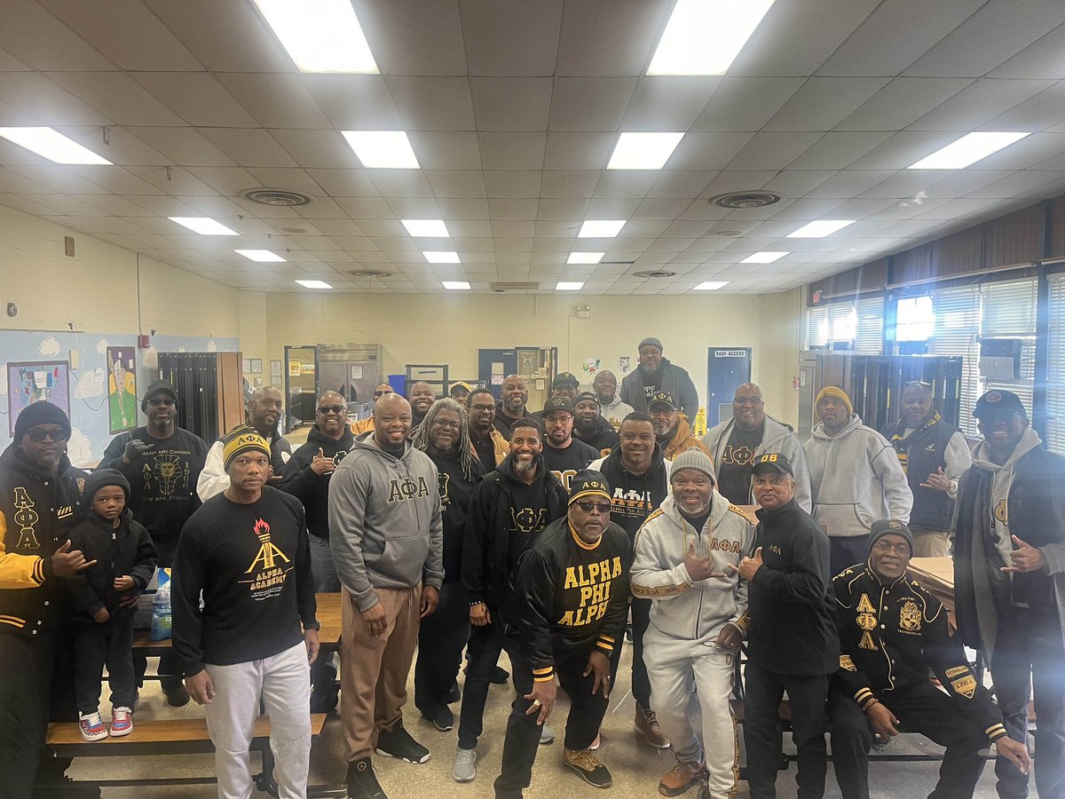 RyanEMiddleton's tweet photo. Yesterday, I joined my @pul1906 Brothers to prepare and give away #Thanksgiving meals to families at Cooper Lane Elementary School.

#ServantsofAll
#CommunityService https://t.co/6ZKWopmDd8