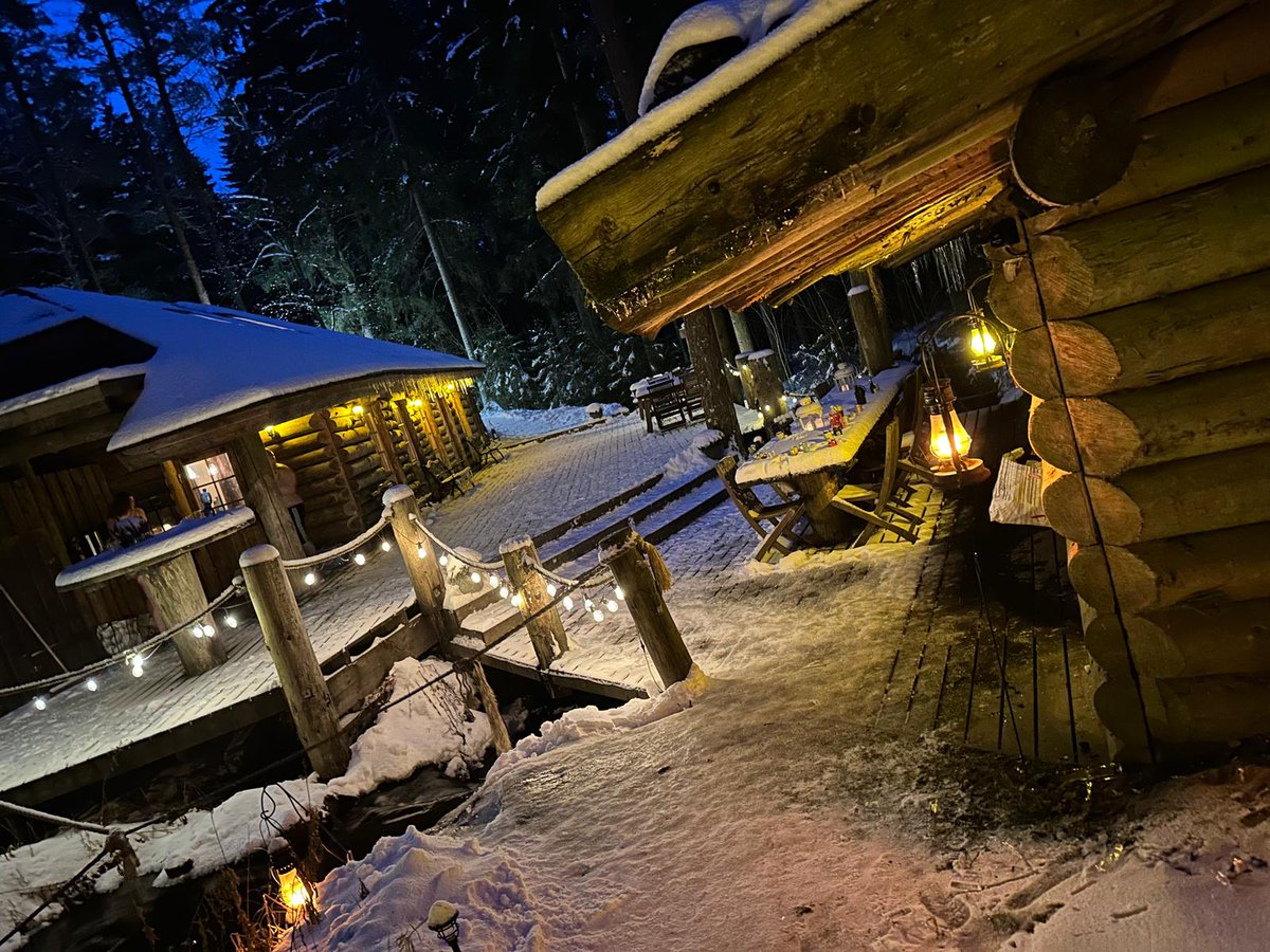 Eilen reissu upeaan savusaunaan, 
#storfinnhovagård
3 tuntia saunomista ja sen jälkeen mahtava buffet. 👍