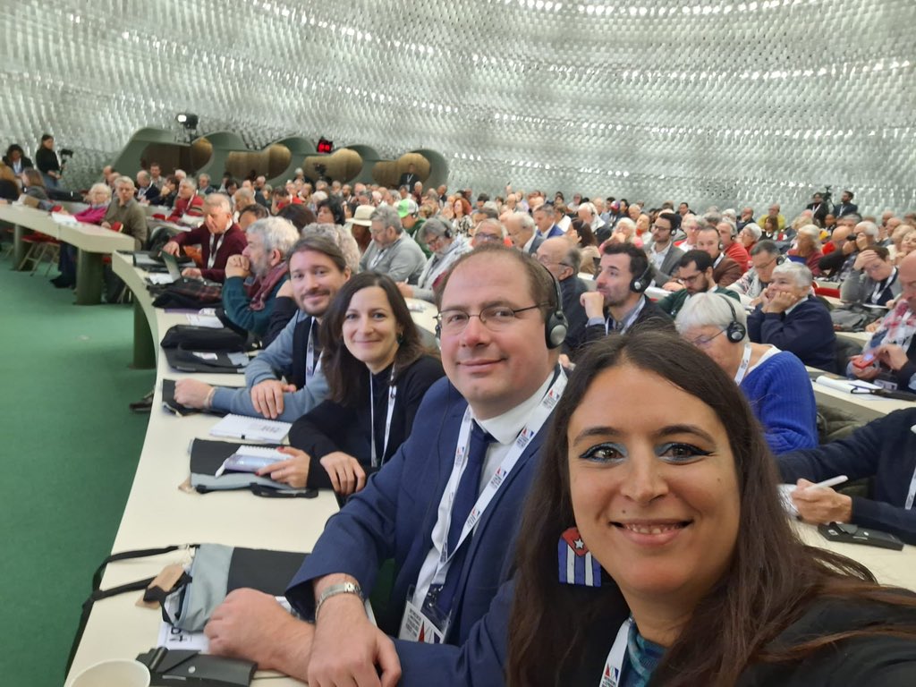 J’étais très heureuse de retrouver à Colonel Fabien à Paris, les camarades du <a href="/europeanleft/">European Left</a> pour cette initiative de solidarité internationale avec Cuba 🇨🇺. 

📸 Ici avec des camarades d’Europe 🇪🇺 : de Slovénie, d’Italie, de Chypre, d’Espagne… 
et bien sûr du <a href="/PCF/">PCF</a> ! 🕊️