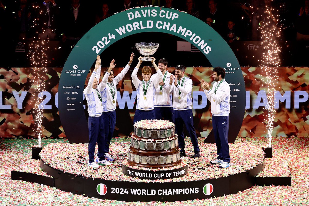 Matteo_LT's tweet photo. SIAMO CAMPIONI DEL MONDO! IL CIELO È AZZURRO SU MALAGA!

🇮🇹🎾🇮🇹

#DaviCup #Italia https://t.co/ZaXwSjfYWe