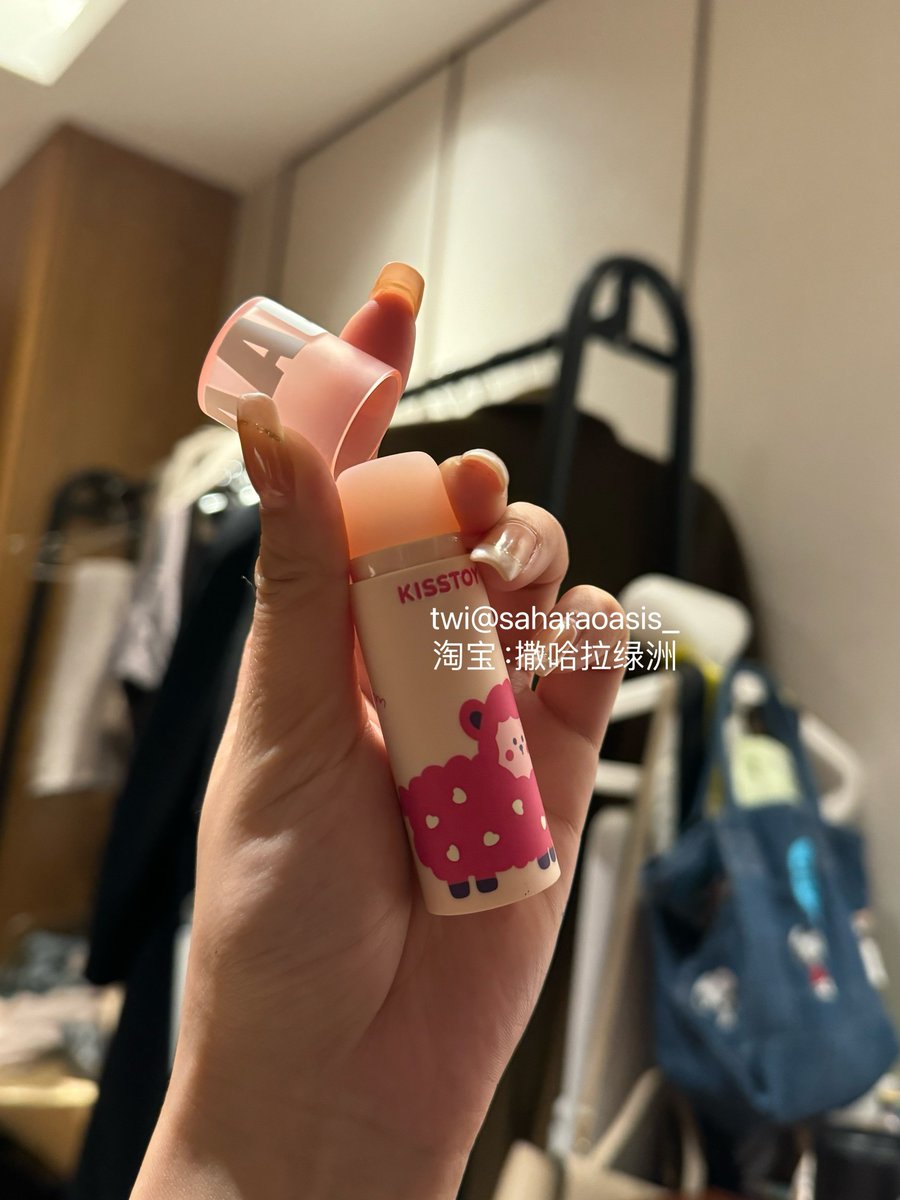 saharaoasis_'s tweet photo. 第一次用这个的时候没我想的那么牛逼，我只当成一个仿唇釉的品试一试，
然后我高潮了五次（我高潮五次流的水我前面已经发了），
按道理来说我筏值这么高了也没理由高潮五次…只能说他牛逼吧
🌟转发+点赞三个送…我继续自慰了 https://t.co/EIYny6Vn5l