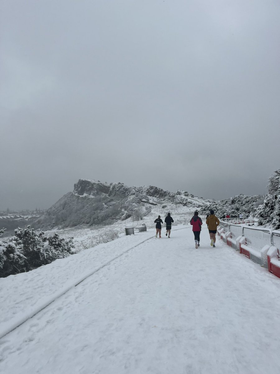 agirliknow's tweet image. Edinburgh #MoRunning! Ran a 10K (2 laps of Holyrood with an uphill that is not to be sniffed at) yesterday in LESS THAN IDEAL conditions ❄️🥶! No PRs, just happy to do it without slipping over, and proud of team @PhysAstroEd @Edinburgh_PPE who raised over £800 for @MovemberUK🥸!