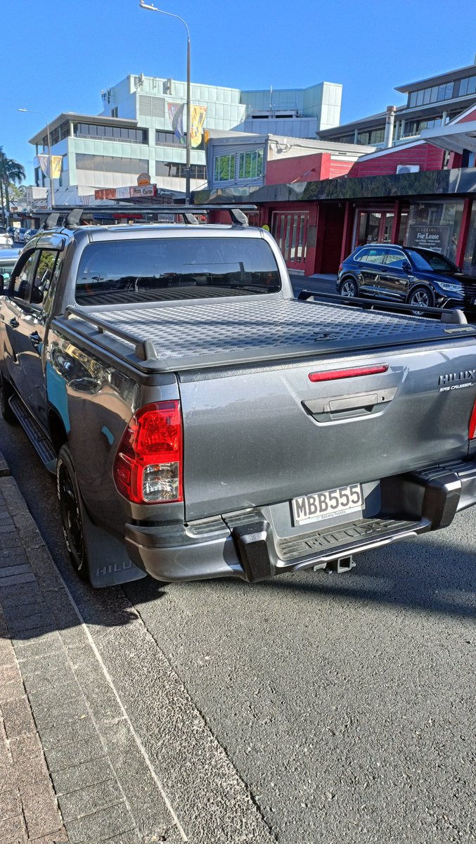 Hi <a href="/AklTransport/">Auckland Transport</a> can you please pass on a request to increase enforcement of the clearway on Lake Rd Takapuna