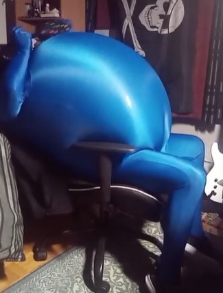 SteveMcPump's tweet photo. did is how most of my online gaming session ends. Yes Im stuck on my chair 😛
#inflatable #inflatablesuit #inflationfetish #bodyinflation #bodyinflationfetish #blowup #looner https://t.co/gzmJr8DMWn