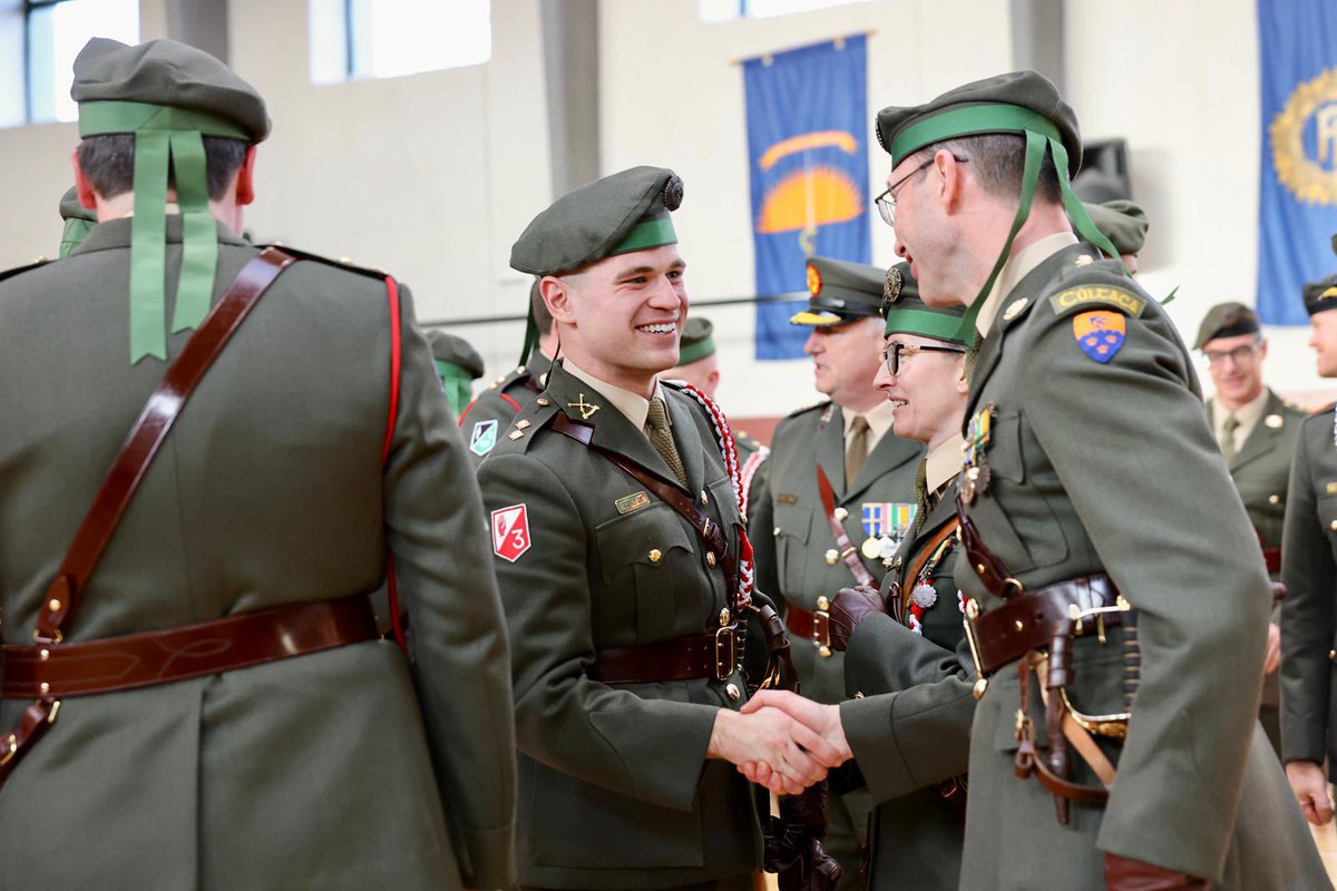 Congratulations to the Defence Forces newest Officers commissioned this afternoon in the DFTC. Today marks the end of one chapter and the beginning of a new one in their careers in the Army Reserve. The 13 Officers now take up leadership roles across the country. Beir bua. 🇮🇪
